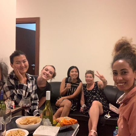 Female Only-Anaruby Backpackers- Metro Station Mashreq Hostel Dubaj Kültér fotó